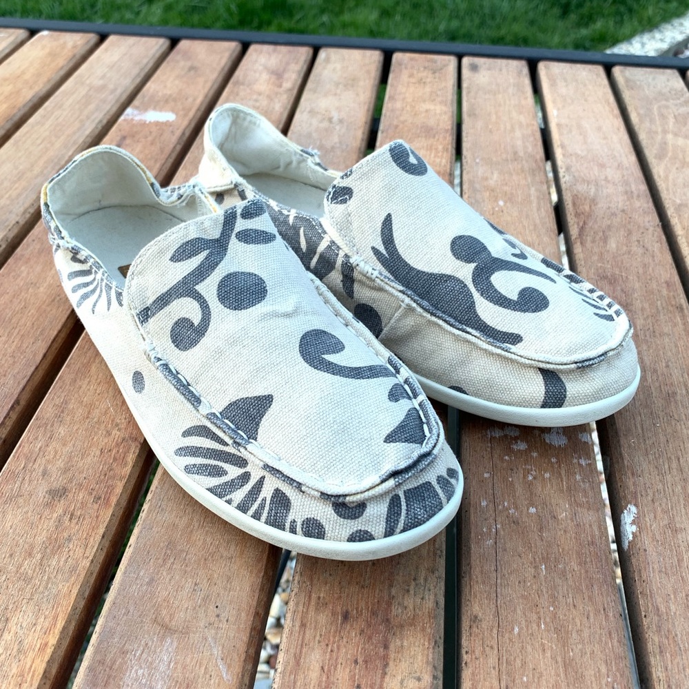 OLUKAI NOHEA Canvas Print Shoes / Slip-on Loafers